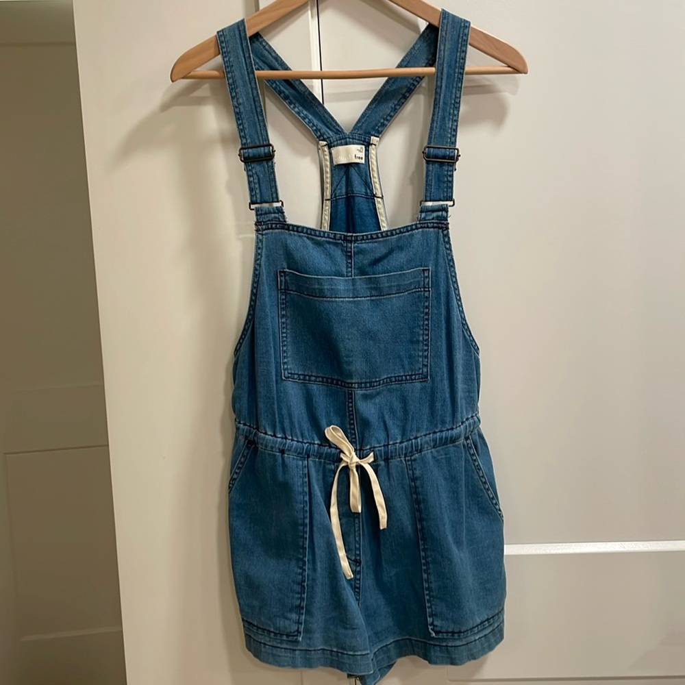 Aritzia Wilfred Free Overalls Shorts